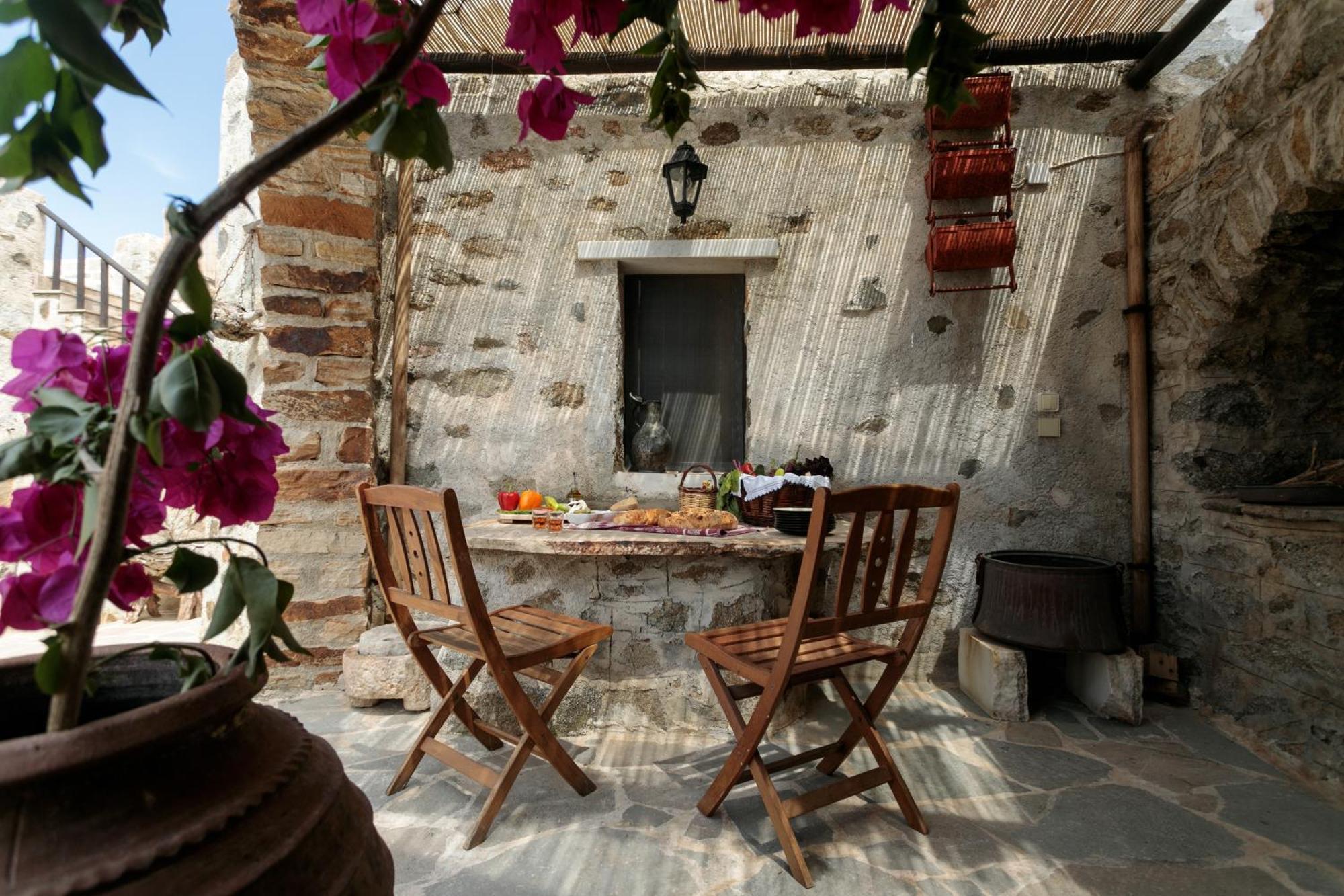 Themed House "Castle Halaros" View 17Th Century Villa Glinado Naxos Exteriör bild